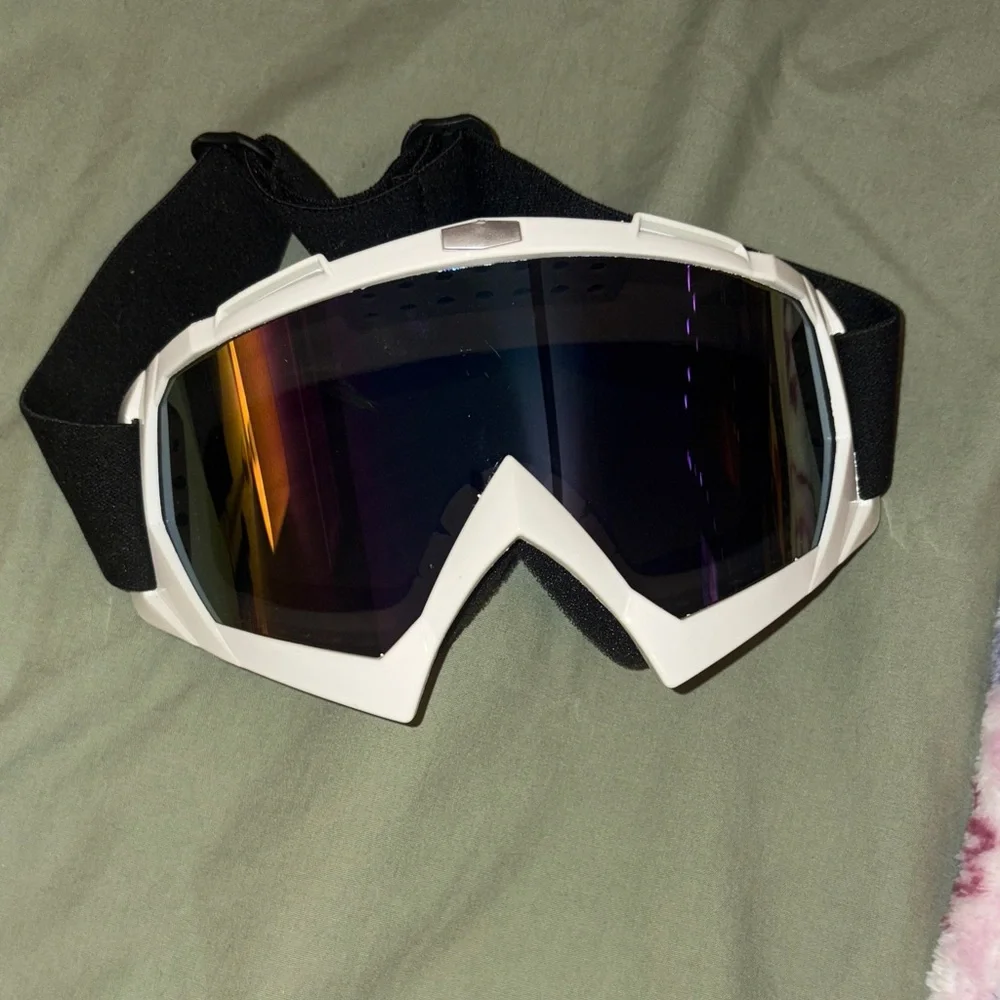 Protective eye wear with multi color lens
